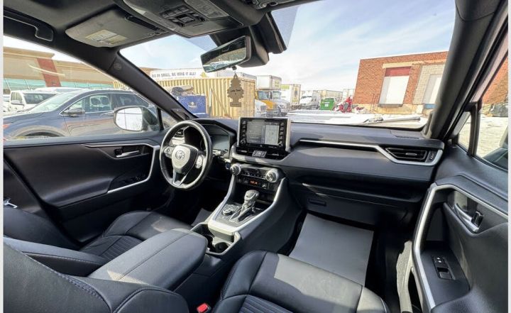  2021 Toyota RAV4 Hybrid XLE WhatsApp(+971586375226)  2