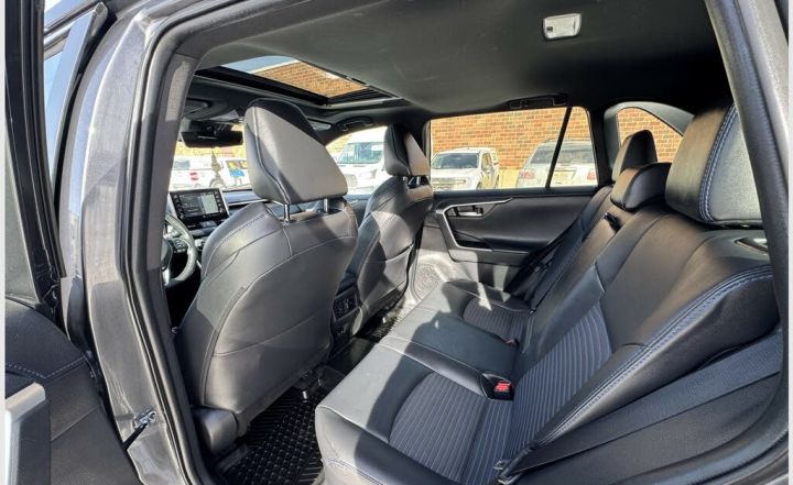  2021 Toyota RAV4 Hybrid XLE WhatsApp(+971586375226)  3
