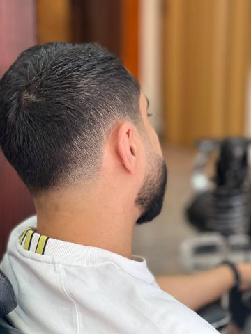 حلاق متنقل في دبي 