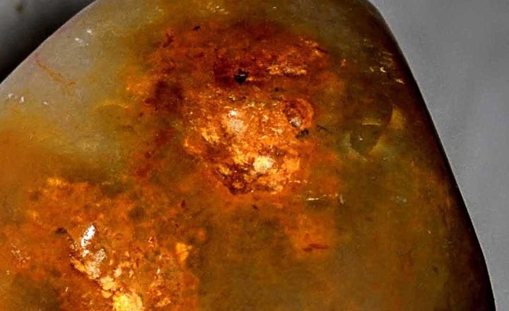 جوهرة احفورية غير مصقولة من العقيق النارى الحر