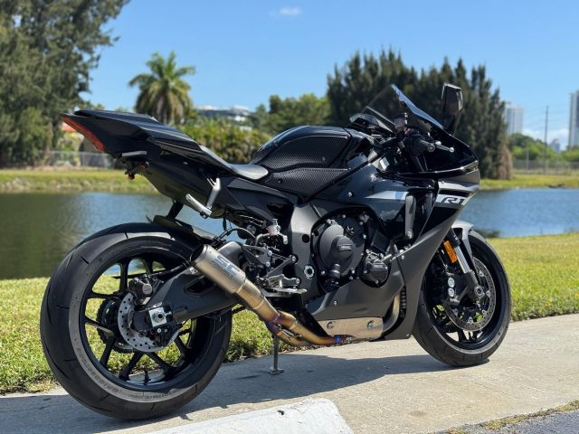 2024 Yamaha YZF-R1 3
