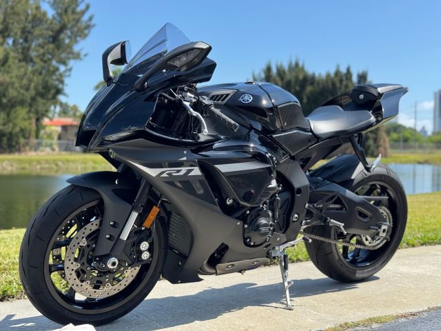 2024 Yamaha YZF-R1 6