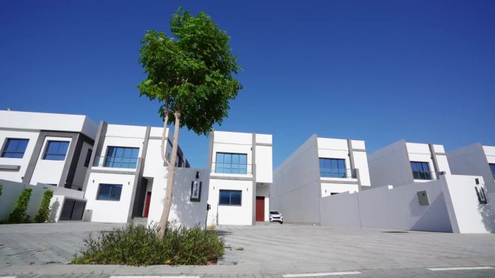 فيلا فاخرة مفروشة بالكامل للبيع في مشروع Al Dana Villas – الفجيرة