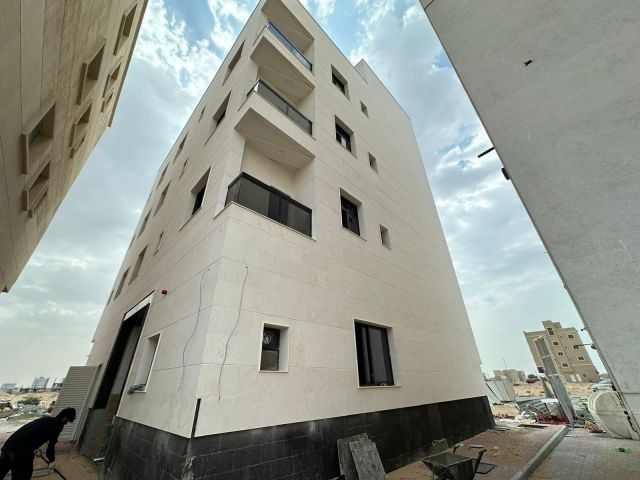 للبيع بناية جديدة في عجمان – منطقة العالية 5