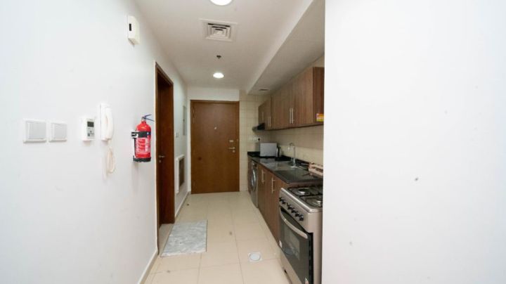 🏢 استوديو للإيجار الشهري في أبراج عجمان وان – أول ساكن! 9