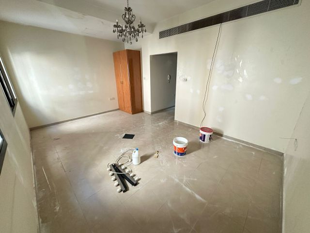 🏢 استوديو كبير للإيجار – الجرف 1، عجمان  📍 الموقع بجوار المسجد  2