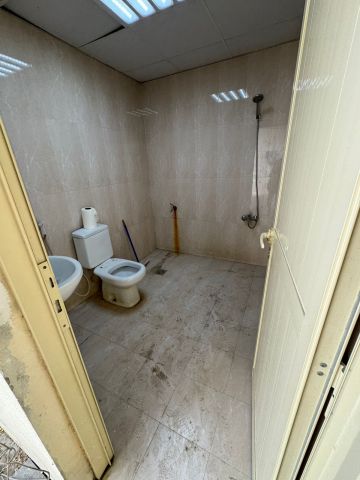 🏡 للإيجار: بيت عربي واسع في الراشدية 2 – عجمان 🔹 المواصفات: عدد 9