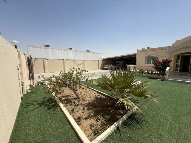 للبيع فيلا في الشارقة تقع في منطقة النوف (1) موقع مميز على شارع 3