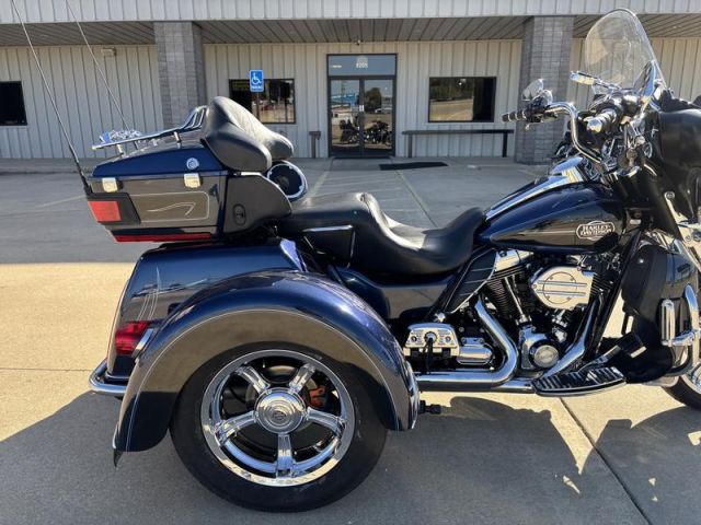 \2012 Harley-Davidson® FLHTCUTG - Tri G