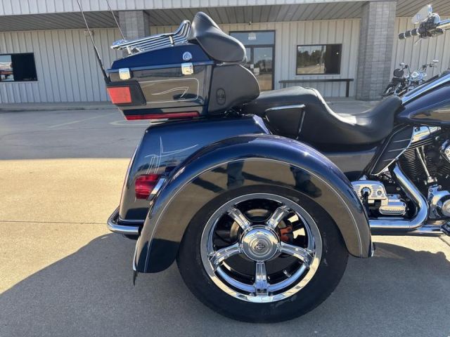 \2012 Harley-Davidson® FLHTCUTG - Tri G 3