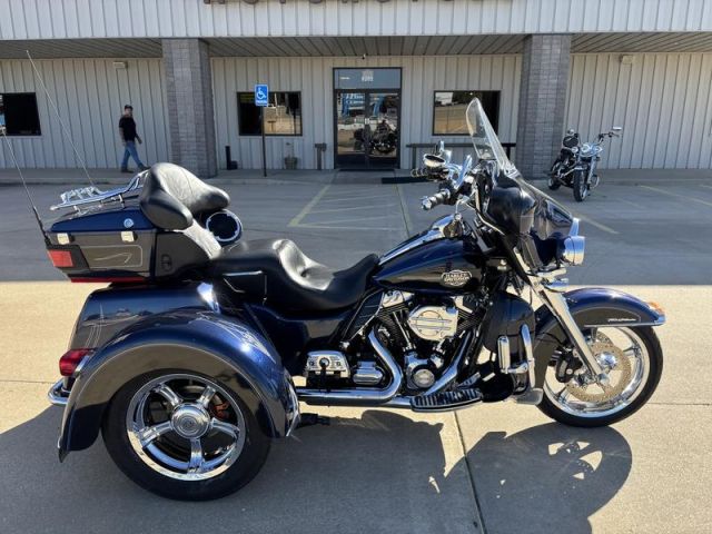 \2012 Harley-Davidson® FLHTCUTG - Tri G 6