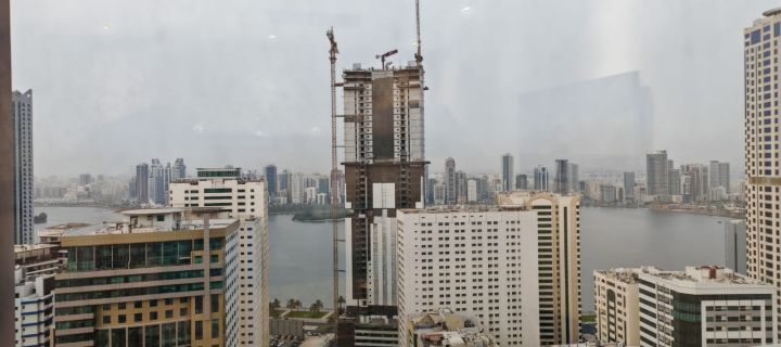  للبيع شقة في الشارقة تقع في منطقة الخان برج الهدى تتكون من 2غرفة