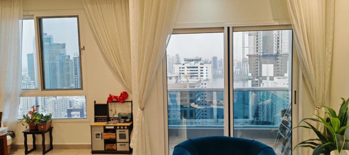  للبيع شقة في الشارقة تقع في منطقة الخان برج الهدى تتكون من 2غرفة 2