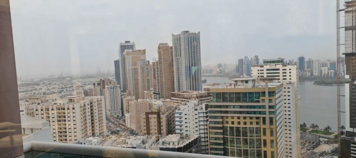  للبيع شقة في الشارقة تقع في منطقة الخان برج الهدى تتكون من 2غرفة 3