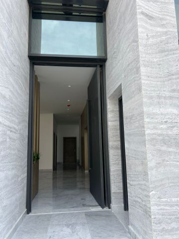 للبيع فيلا في الشارقة تقع في منطقة الحوشي موقع مميز شارع 24 متر 