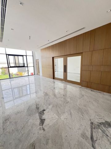 للبيع فيلا في الشارقة تقع في منطقة الحوشي موقع مميز شارع 24 متر  2