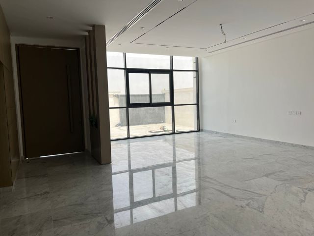 للبيع فيلا في الشارقة تقع في منطقة الحوشي موقع مميز شارع 24 متر  6