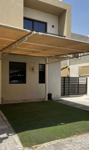 للبيع فيلا يا لالشارقة تقع في منطقة نسمة مساكن طابقين زاوية 