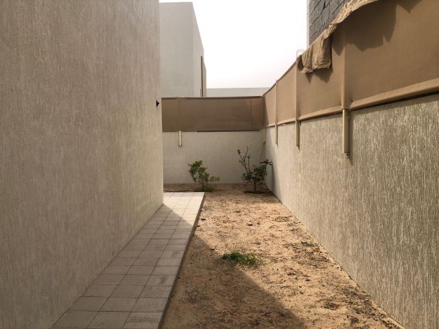 للبيع فيلا يا لالشارقة تقع في منطقة نسمة مساكن طابقين زاوية  5