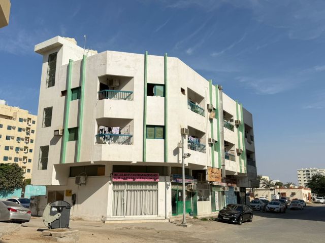 للبيع بناية استثمارية مميزة  بناية مكونة من أرضي+ 6محلات + 2 طابق