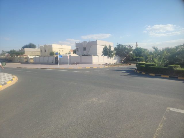 امتلك ثلاثه ارضي جوار بعض مميزه في منطقة الحليو 1 سكنيه 