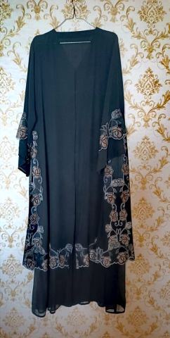 عبايات أنيقة للبيع بأسعار مناسبة 3