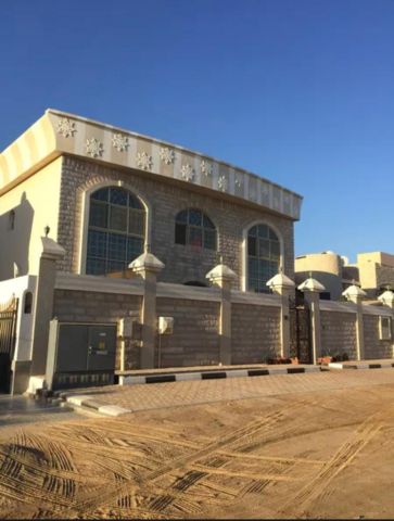 للبيع فيلا في الشارقة تقع في منطقة واسط (القوز) سوبر ديلوكس 