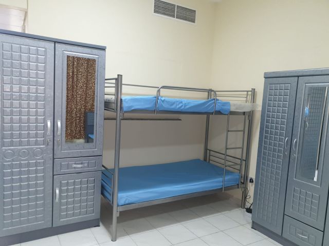 سرير للشباب العرب بالمدينه العالميه  2