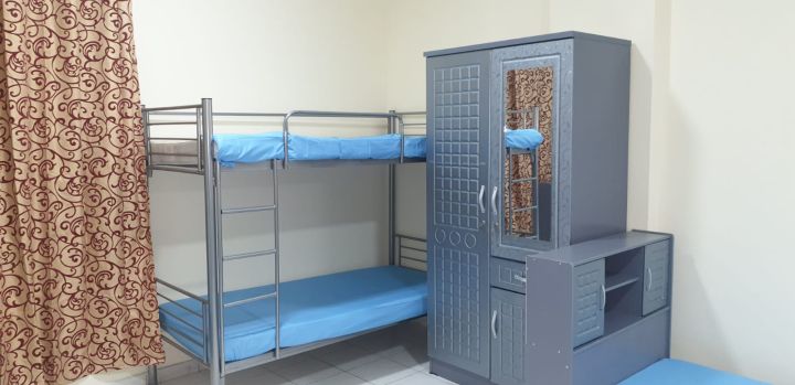 سرير للشباب العرب بالمدينه العالميه  3