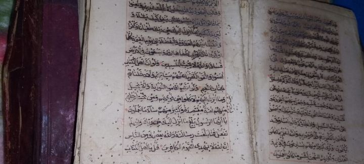 مصحف أثري كتب عام ٧٢١ هجريه بماء الورد و الزعفران