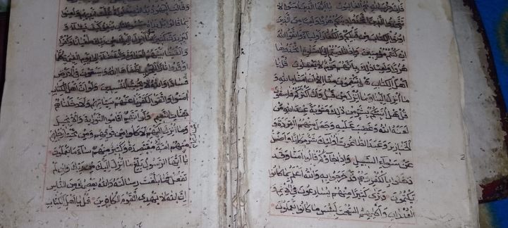 مصحف أثري كتب عام ٧٢١ هجريه بماء الورد و الزعفران 2