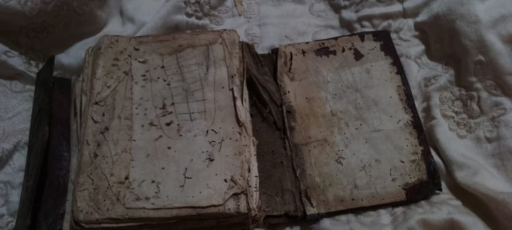 مصحف أثري كتب عام ٧٢١ هجريه بماء الورد و الزعفران 8