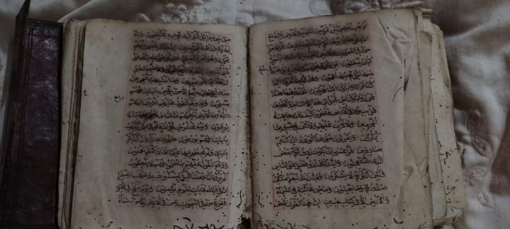 مصحف أثري كتب عام ٧٢١ هجريه بماء الورد و الزعفران 4