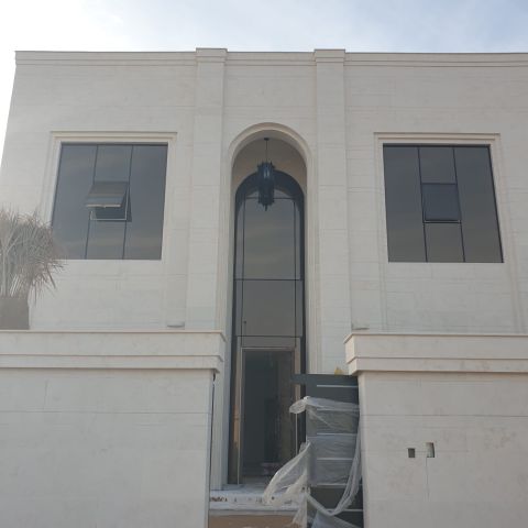 للبيع فيلا أول ساكن في الشارقة تقع في منطقة الحوشي ملبسة بحجر