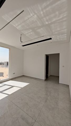 للبيع فيلا أول ساكن في الشارقة تقع في منطقة الحوشي ملبسة بحجر 5