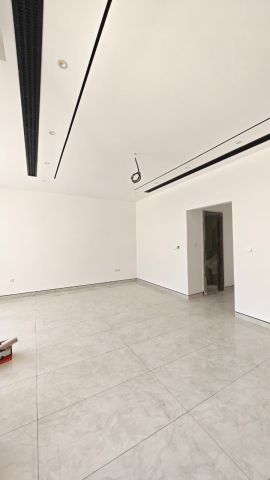 للبيع فيلا أول ساكن في الشارقة تقع في منطقة الحوشي ملبسة بحجر 8