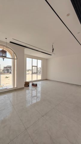 للبيع فيلا أول ساكن في الشارقة تقع في منطقة الحوشي ملبسة بحجر 9