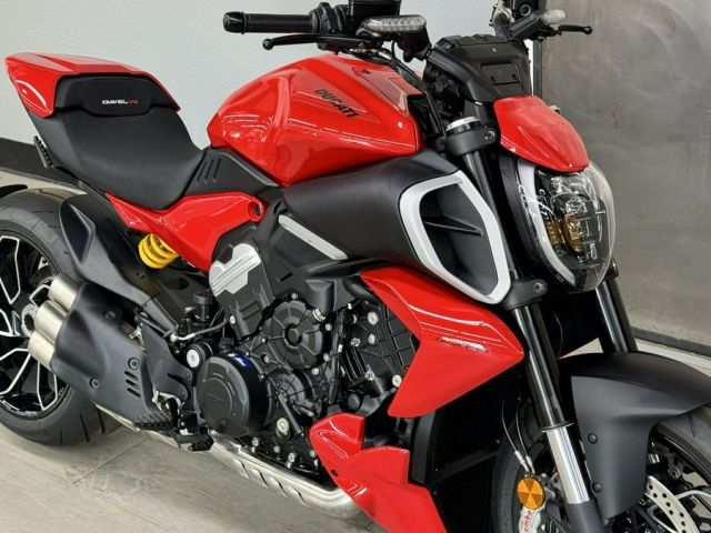 2025 Ducati Diavel V4 Ducati Red