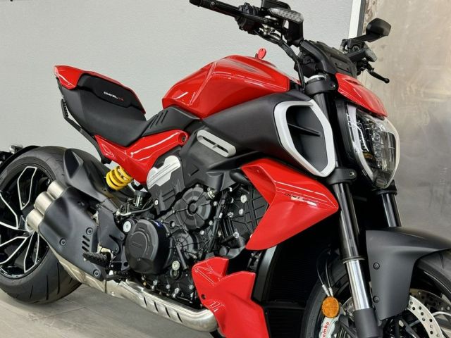 2025 Ducati Diavel V4 Ducati Red 2