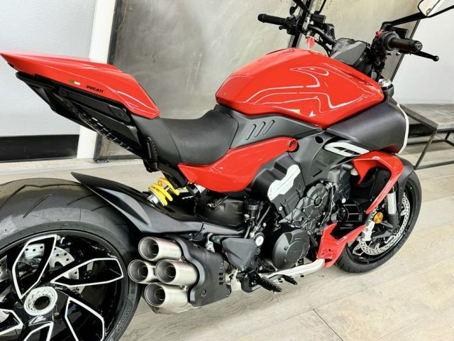 2025 Ducati Diavel V4 Ducati Red 3
