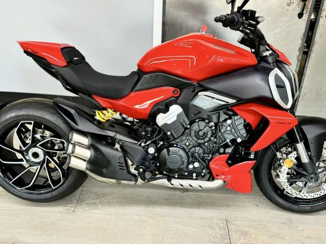 2025 Ducati Diavel V4 Ducati Red 4
