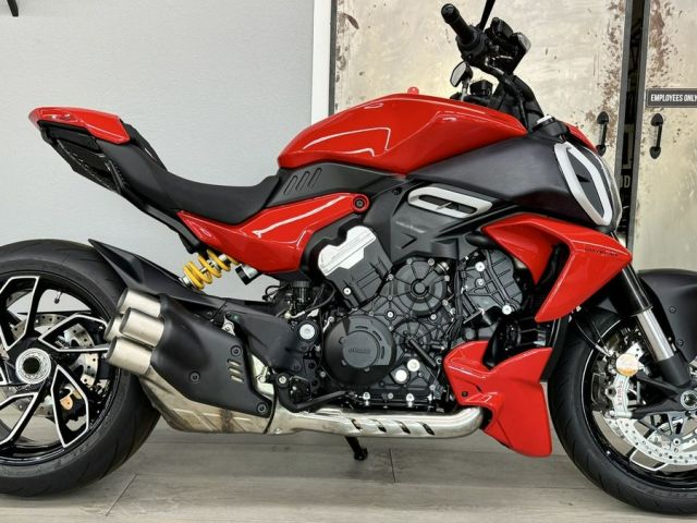2025 Ducati Diavel V4 Ducati Red 5