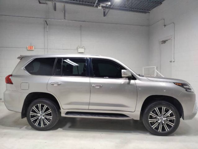 سيارة جيب لكزس LX 570 مستعملة موديل 2020 كاملة المواصفات 3