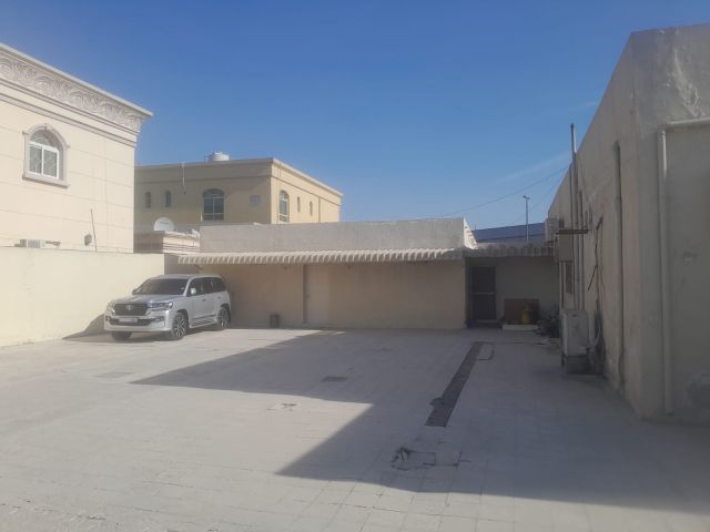 للبيع فيلا في الشارقة تقع في منطقة الياش موقع مميز طابق واحد فقط  2