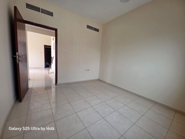 للإيجار شقة غرفتين وصالة بموقع مميز بجوار أبراج الفالكون 4