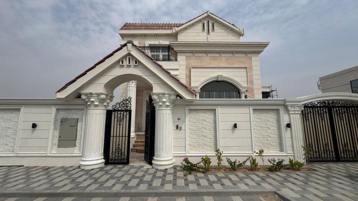 للبيع فيلا فخمة في الشارقة تقع في منطقة تلال زون ( C تشطيبات فاخر