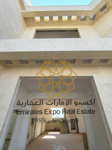 للبيع فيلا في مدينة الرياض مطله وعلى شارعين حجر طبيعي واطلالة 7