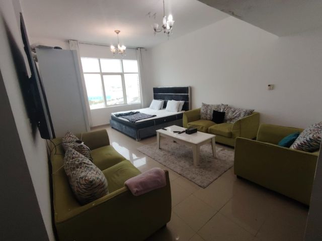 استوديو للإيجار الشهري مفروش بالكامل بإطلالة على المسبح