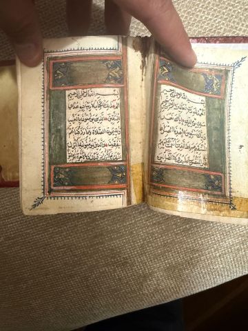 مصحف بخط اليد عمره ٢٠٥ سنة بحالة جيدة بالجراب 