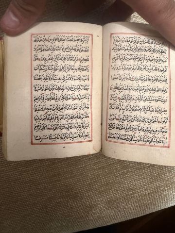 مصحف بخط اليد عمره ٢٠٥ سنة بحالة جيدة بالجراب  3